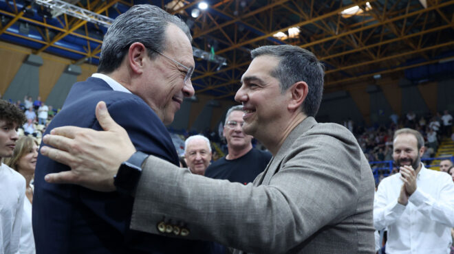 ο-αλέξης-τσίπρας-ανακατεύει-την-τράπο-563851957