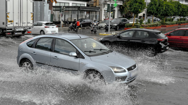 στο-κόκκινο-η-κίνηση-λόγω-της-βροχής-στ-563845657