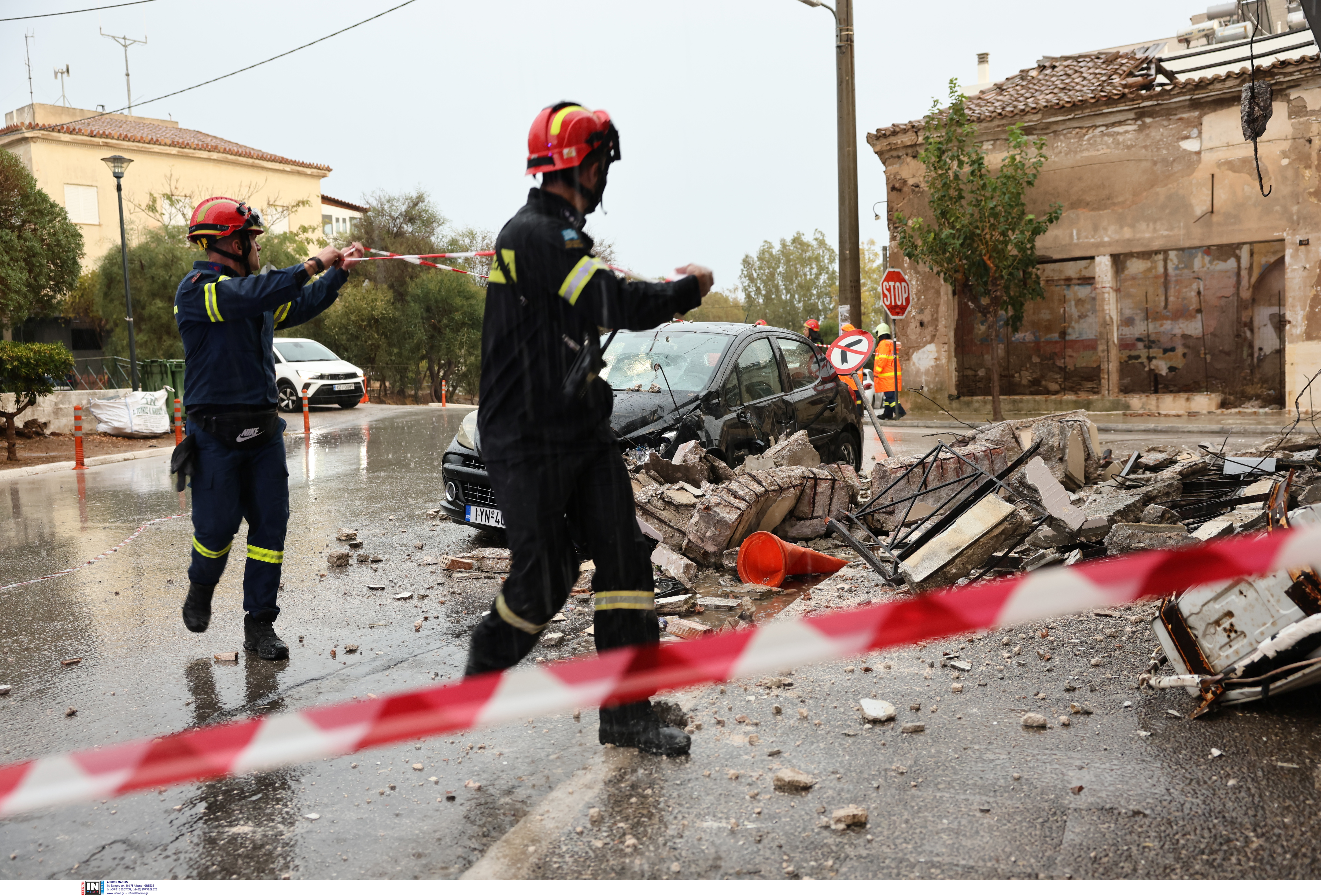 Καρέ καρέ η πτώση του μπαλκονιού στο Λαύριο – Γυναίκα σώθηκε την τελευταία στιγμή (βίντεο)-2
