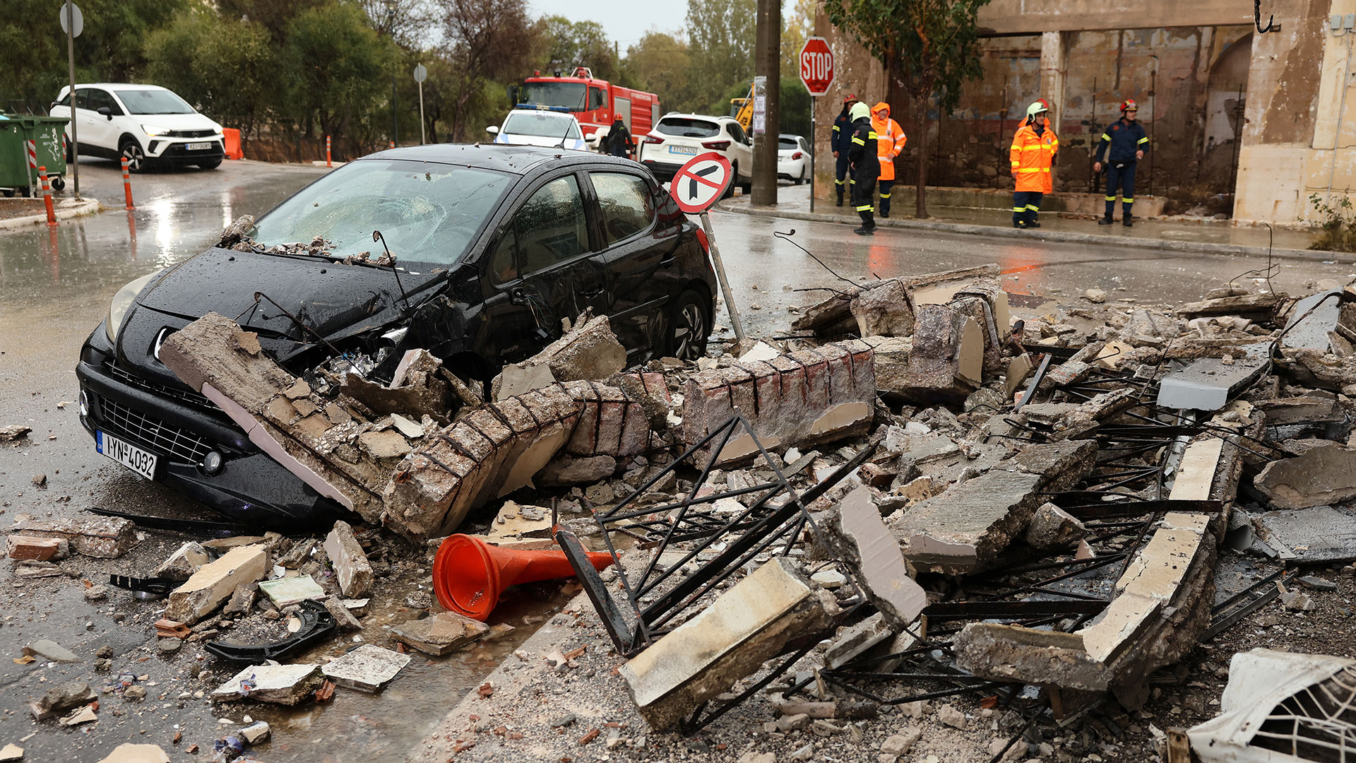 Κατέρρευσε μπαλκόνι κτιρίου στο Λαύριο-3