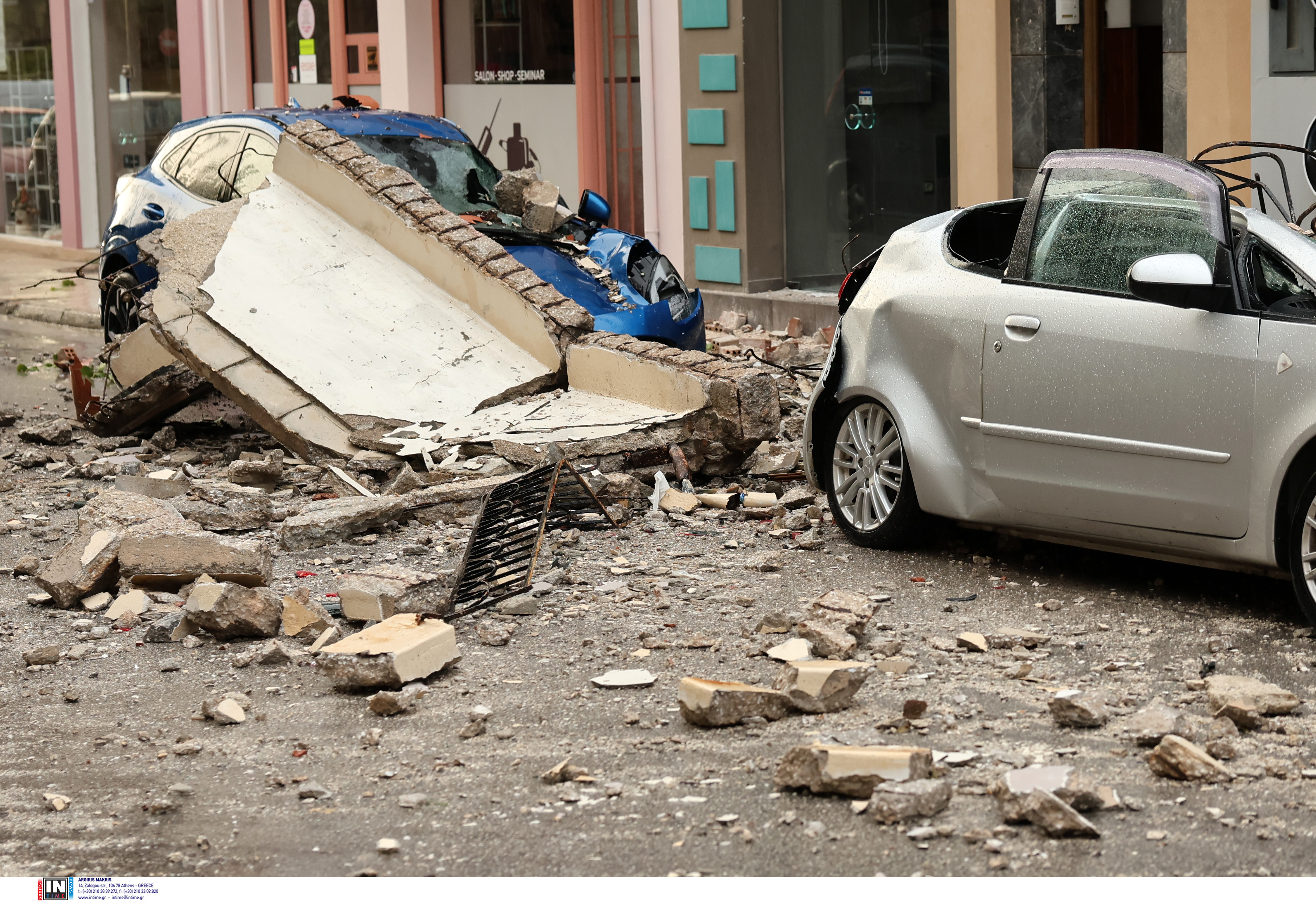 Καρέ καρέ η πτώση του μπαλκονιού στο Λαύριο – Γυναίκα σώθηκε την τελευταία στιγμή (βίντεο)-1