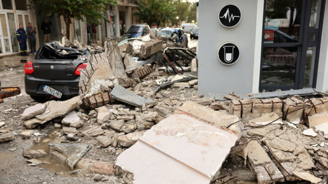 καρέ-καρέ-η-πτώση-του-μπαλκονιού-στο-λα-563855980