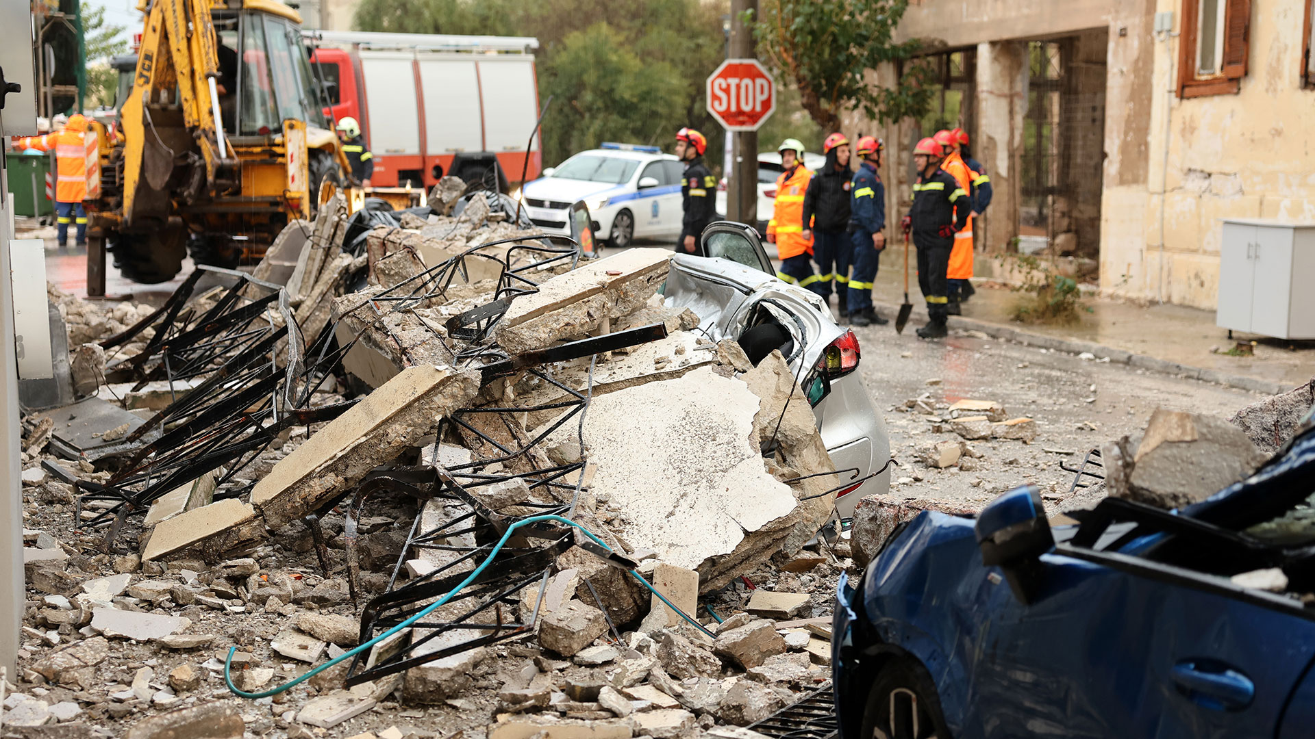 Κατέρρευσε μπαλκόνι κτιρίου στο Λαύριο-2