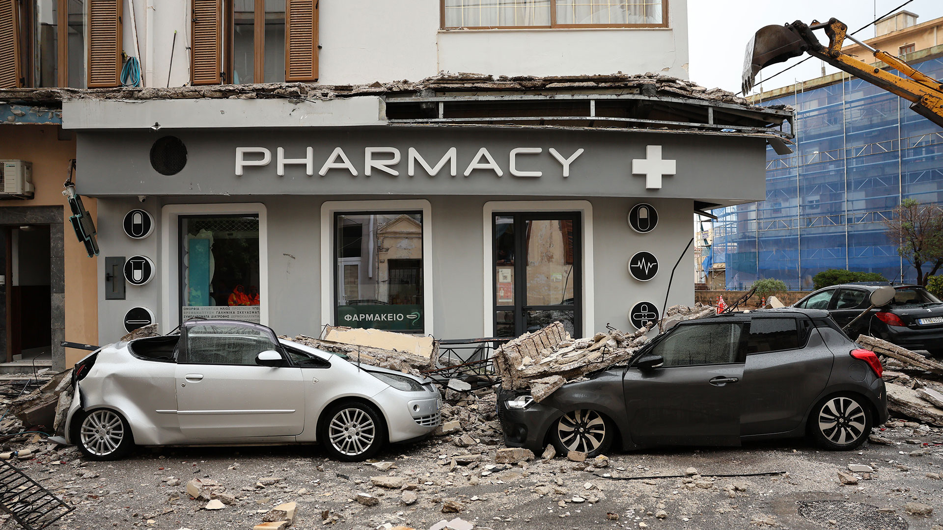 Κατέρρευσε μπαλκόνι κτιρίου στο Λαύριο-1