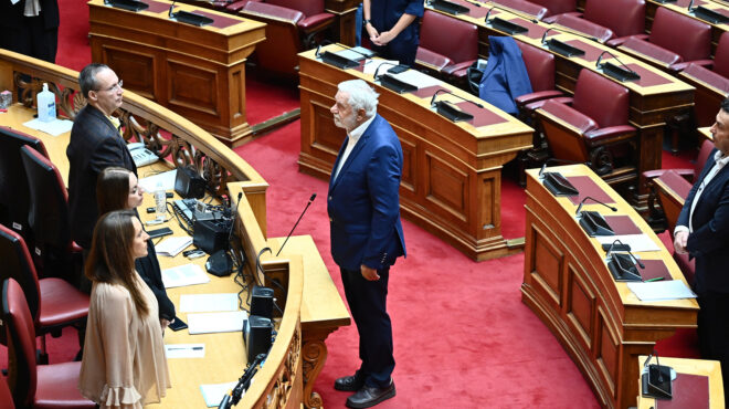 βουλή-ορκίστηκε-βουλευτής-ο-θοδωρής-δ-563855596