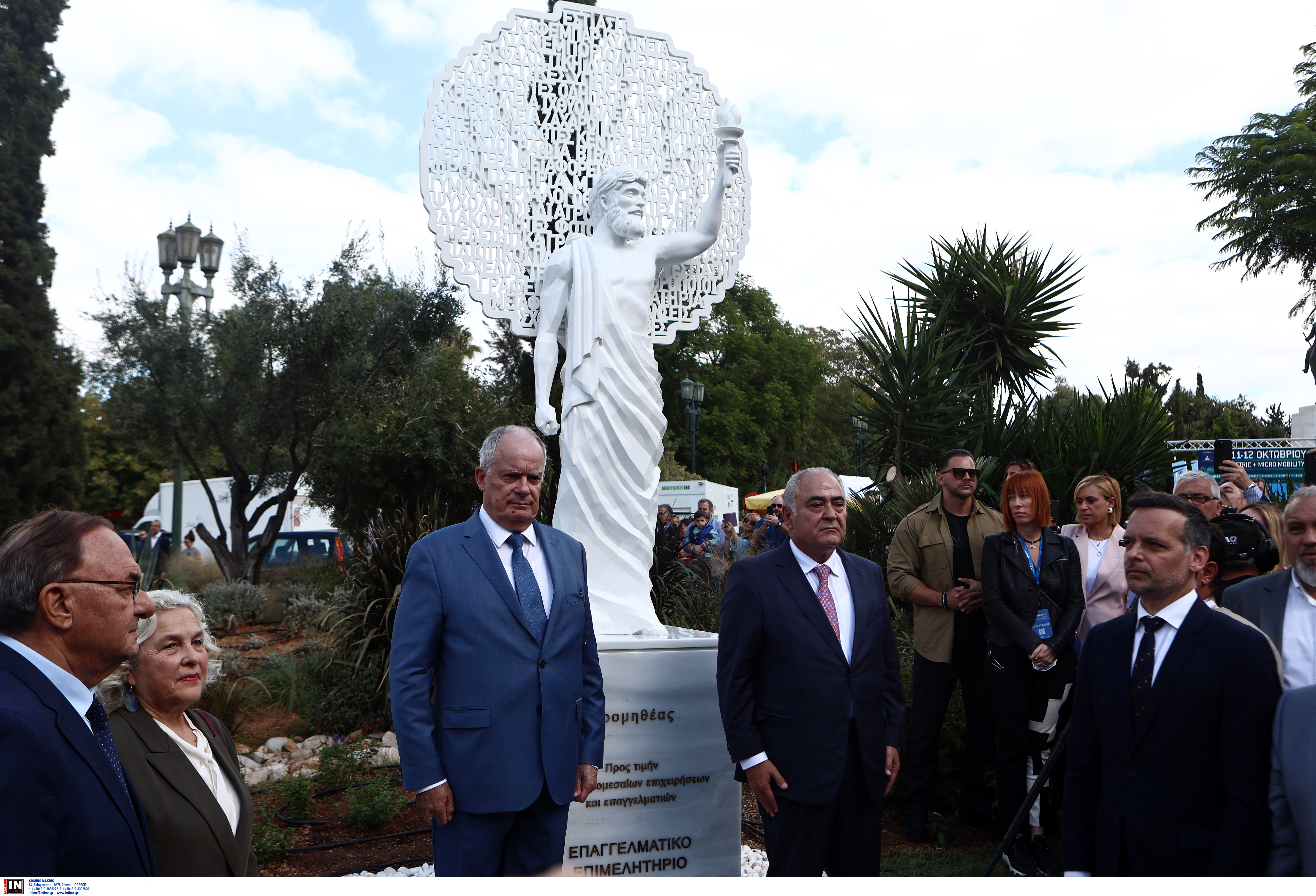 Πεδίον του Αρεως: Αποκαλυπτήρια του αγάλματος του Προμηθέα-2