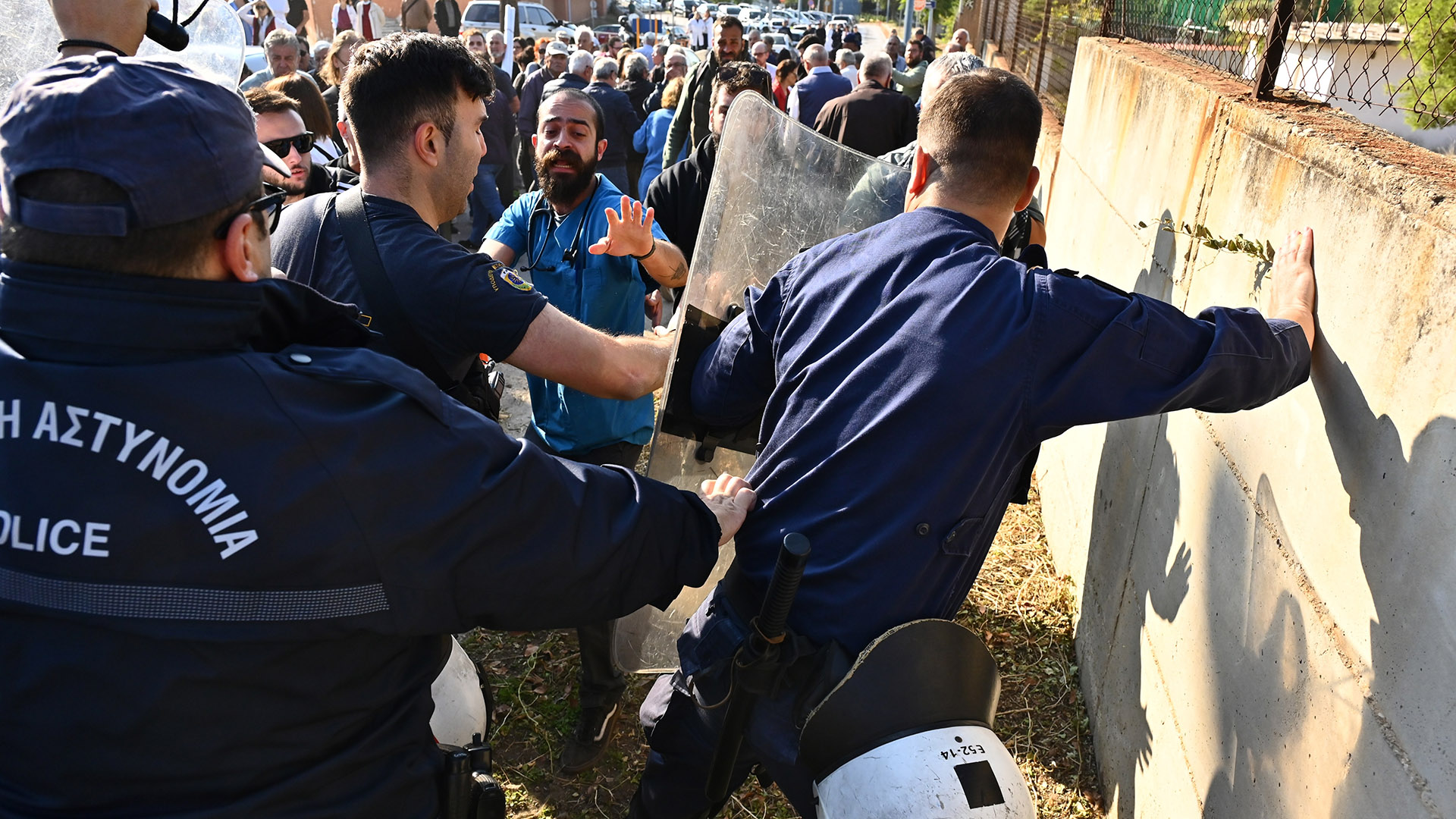 Ενταση έξω από το «Αττικόν» κατά την επίσκεψη Μητσοτάκη – Γεωργιάδη-2
