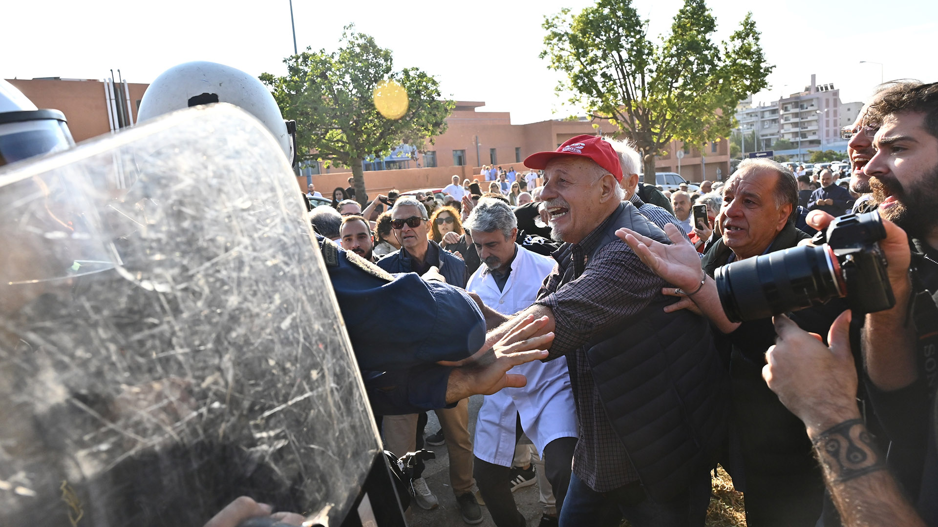 Ενταση έξω από το «Αττικόν» κατά την επίσκεψη Μητσοτάκη – Γεωργιάδη-1