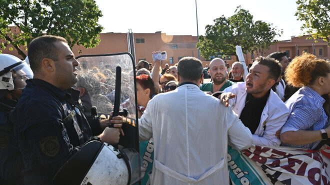 ενταση-έξω-από-το-αττικόν-κατά-την-επ-563867710