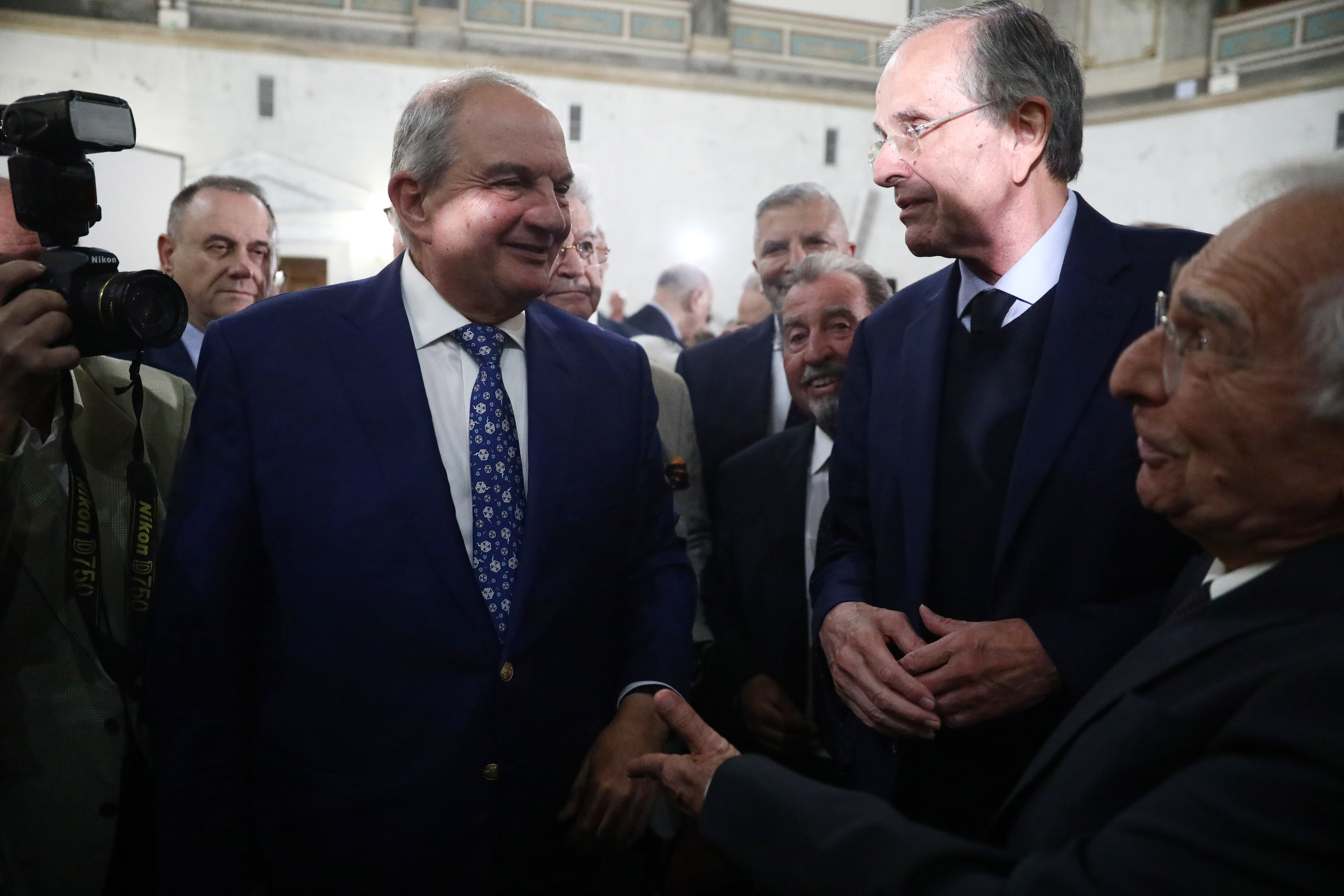 Το θερμό τετ α τετ Σαμαρά – Καραμανλή στην Παλαιά Βουλή (εικόνες)-2