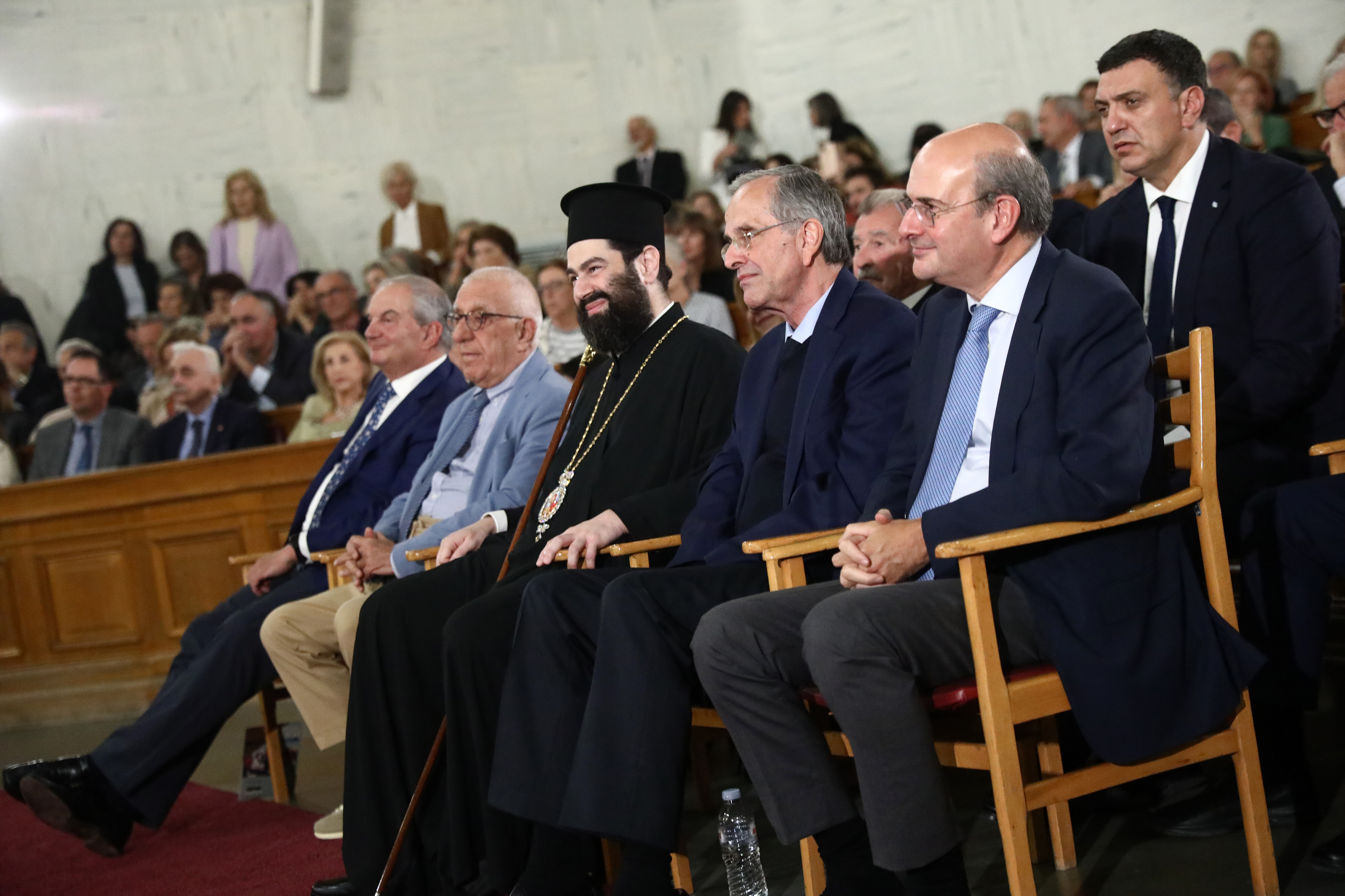 Το θερμό τετ α τετ Σαμαρά – Καραμανλή στην Παλαιά Βουλή (εικόνες)-3