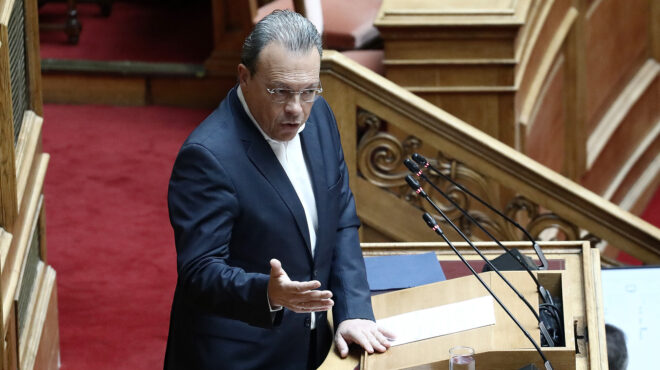 φάμελλος-κατά-μητσοτάκη-οδηγούμαστ-563870140