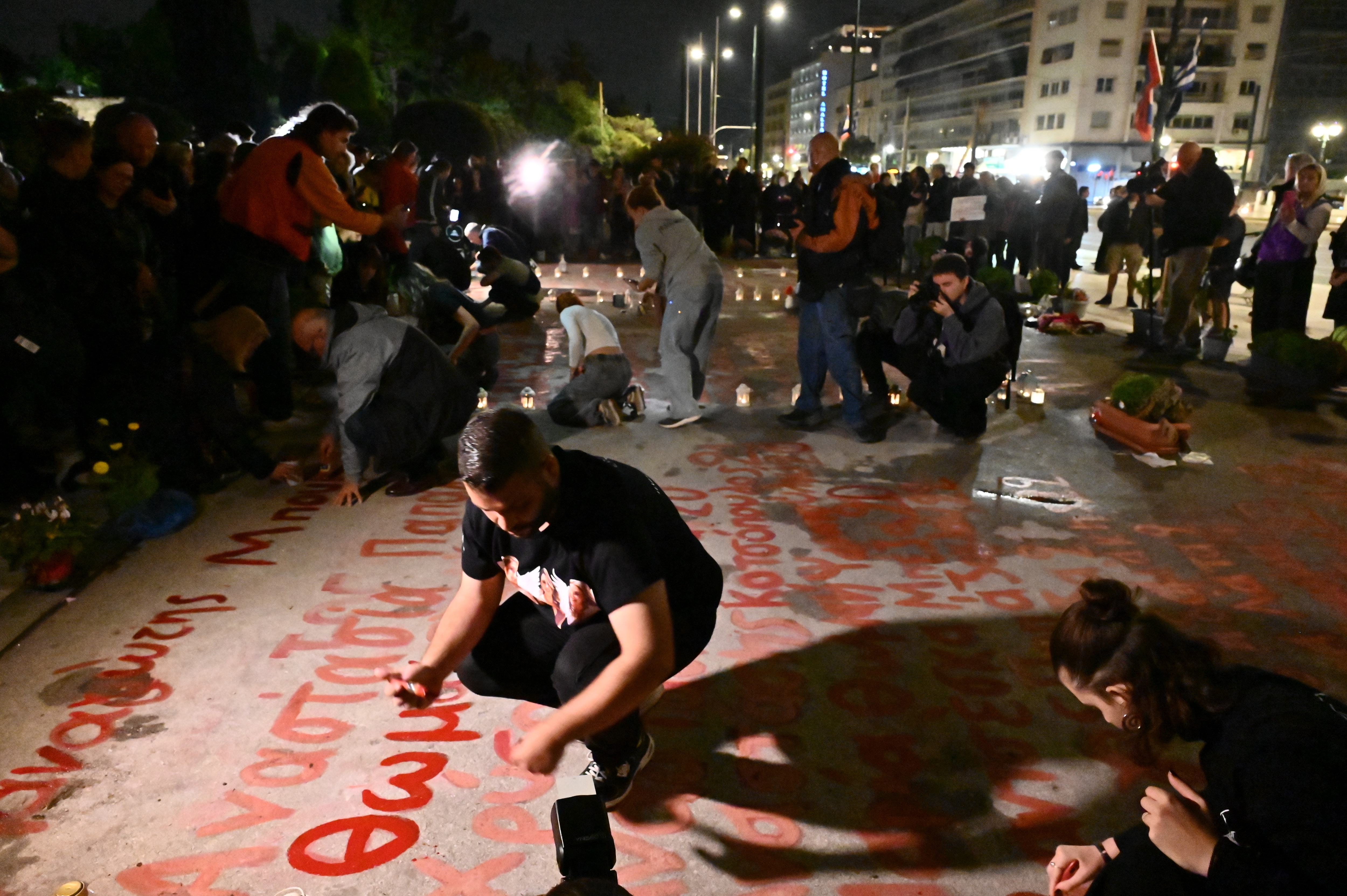 Συγκέντρωση για τα Τέμπη – Συγγενείς των θυμάτων ξανάγραψαν τα ονόματα μπροστά από τη Βουλή-3
