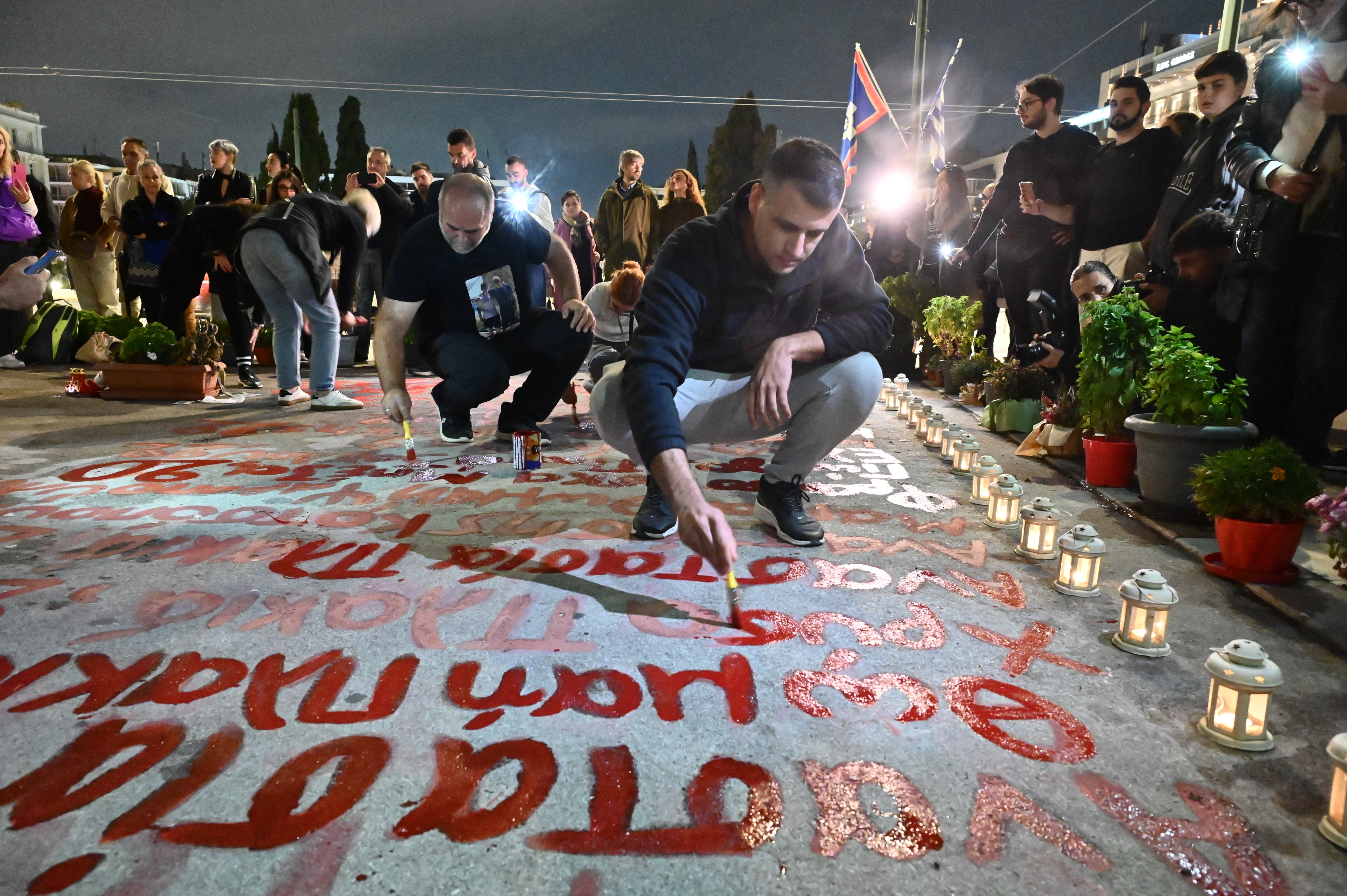 Συγκέντρωση για τα Τέμπη – Συγγενείς των θυμάτων ξανάγραψαν τα ονόματα μπροστά από τη Βουλή-2