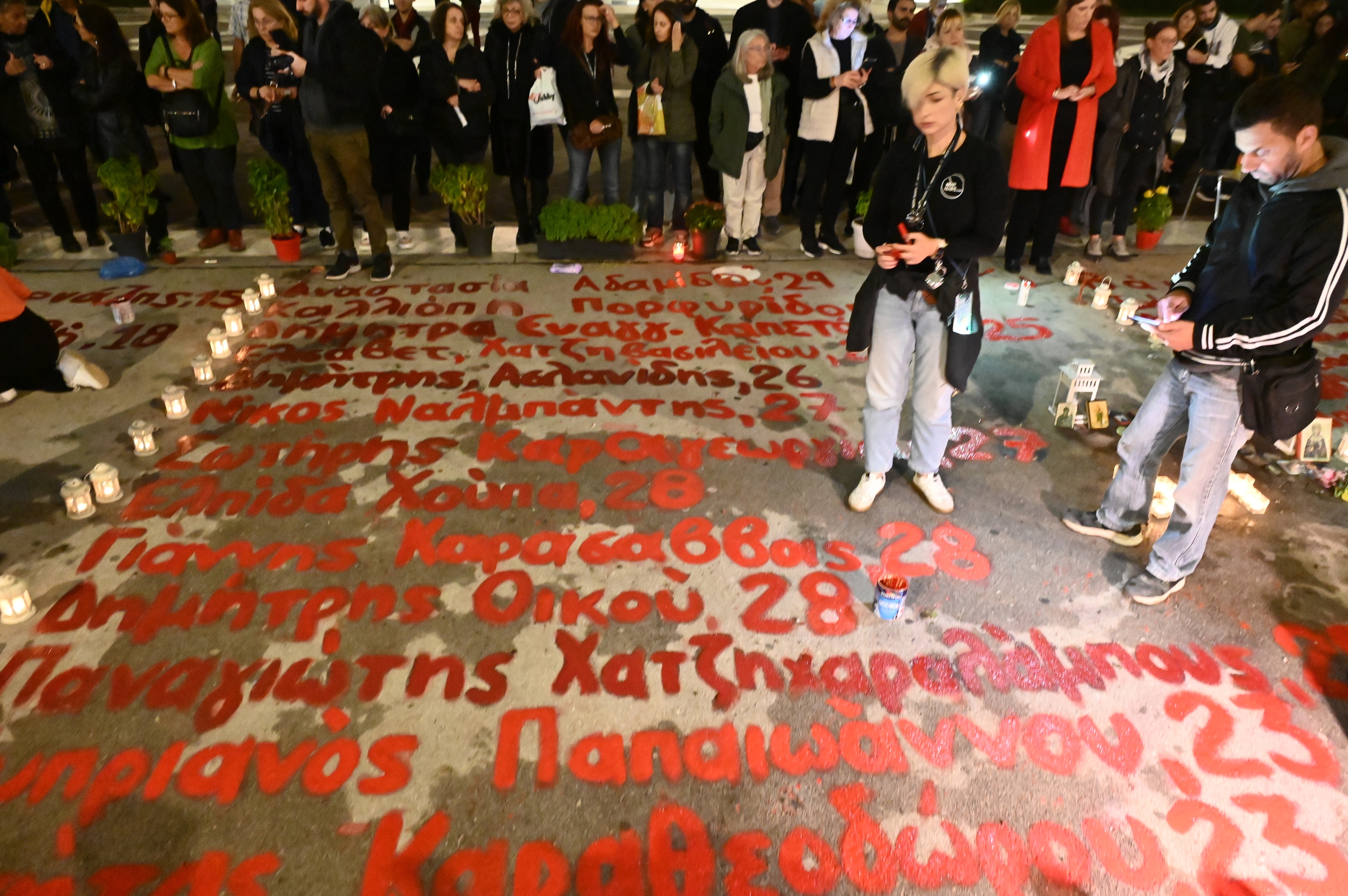 Συγκέντρωση για τα Τέμπη – Συγγενείς των θυμάτων ξανάγραψαν τα ονόματα μπροστά από τη Βουλή-1