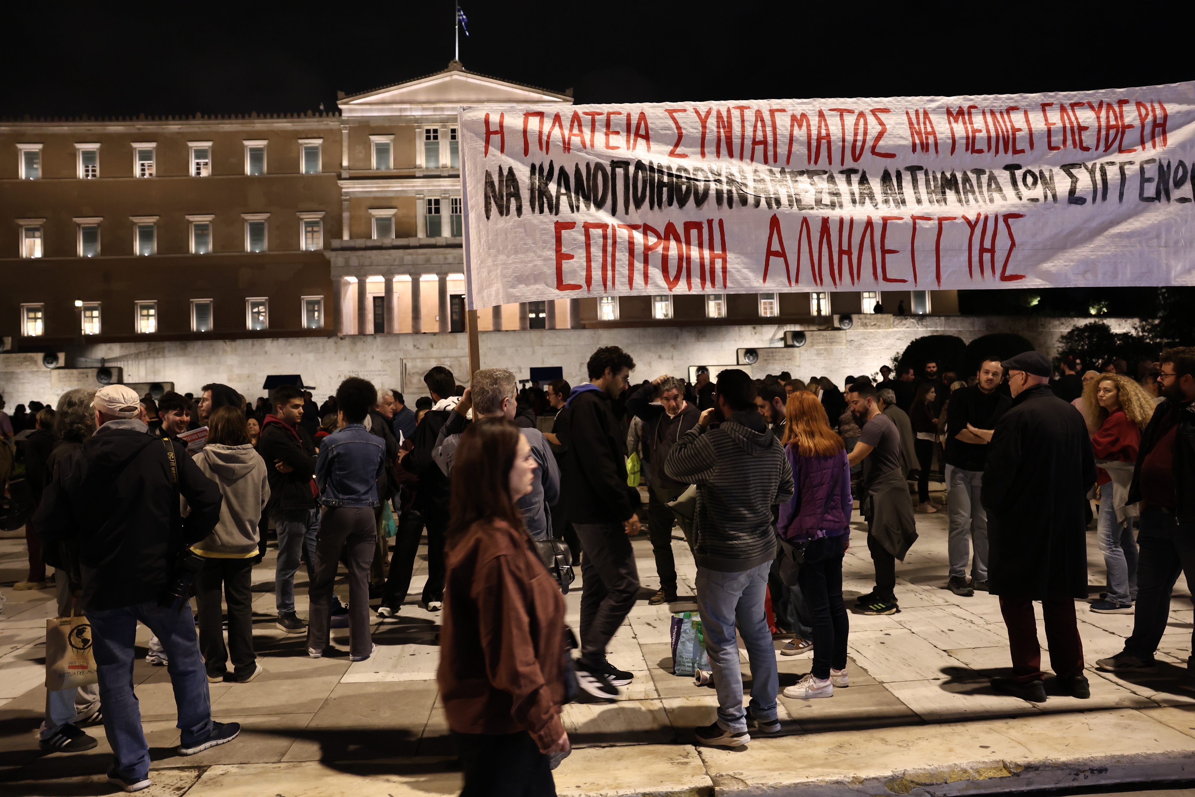 Συγκέντρωση διαμαρτυρίας στο Σύνταγμα για τον Αγνωστο Στρατιώτη (εικόνες)-1