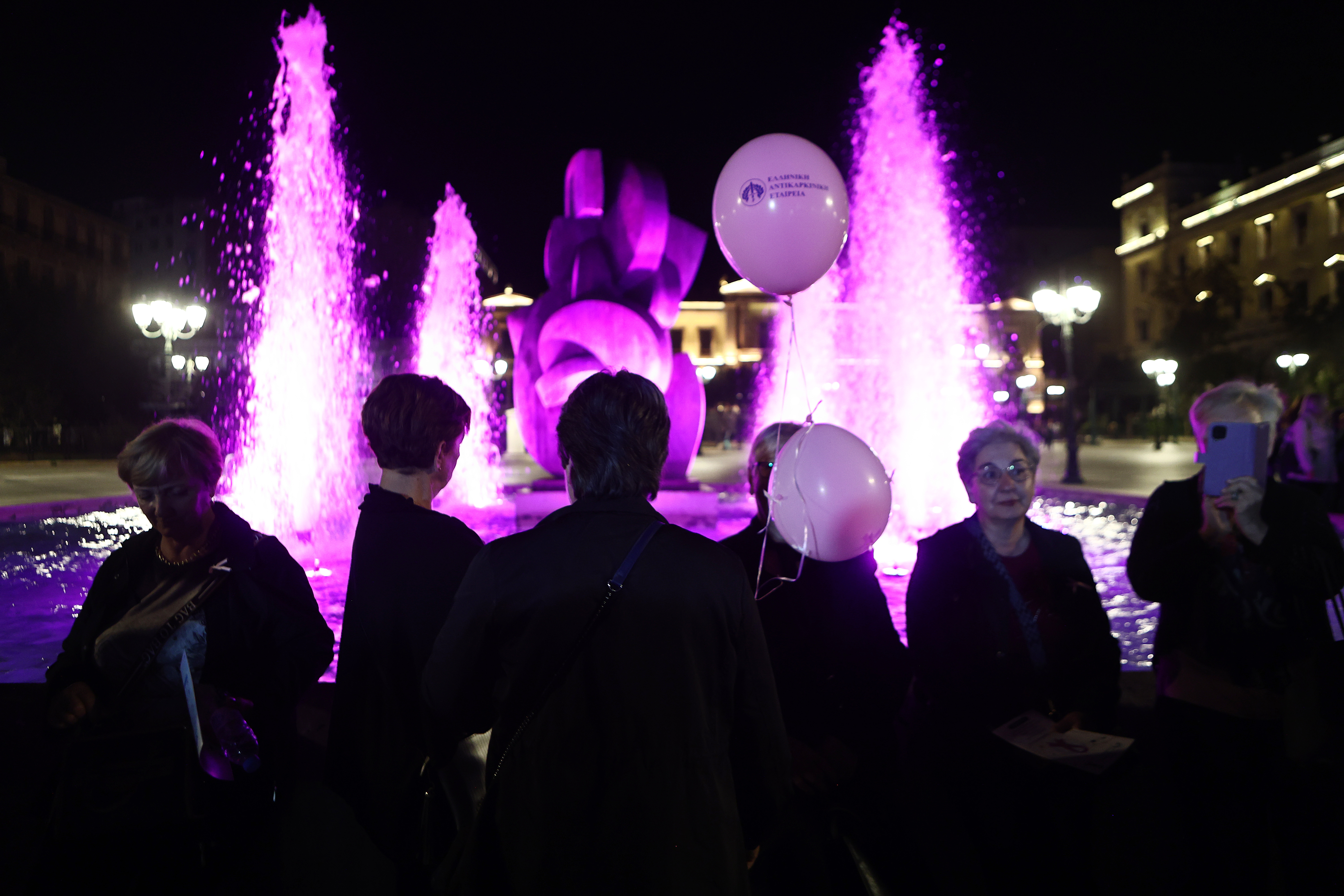 Καρκίνος του μαστού: Στα ροζ «ντύθηκαν» κτίρια και μνημεία σε όλη τη χώρα-2