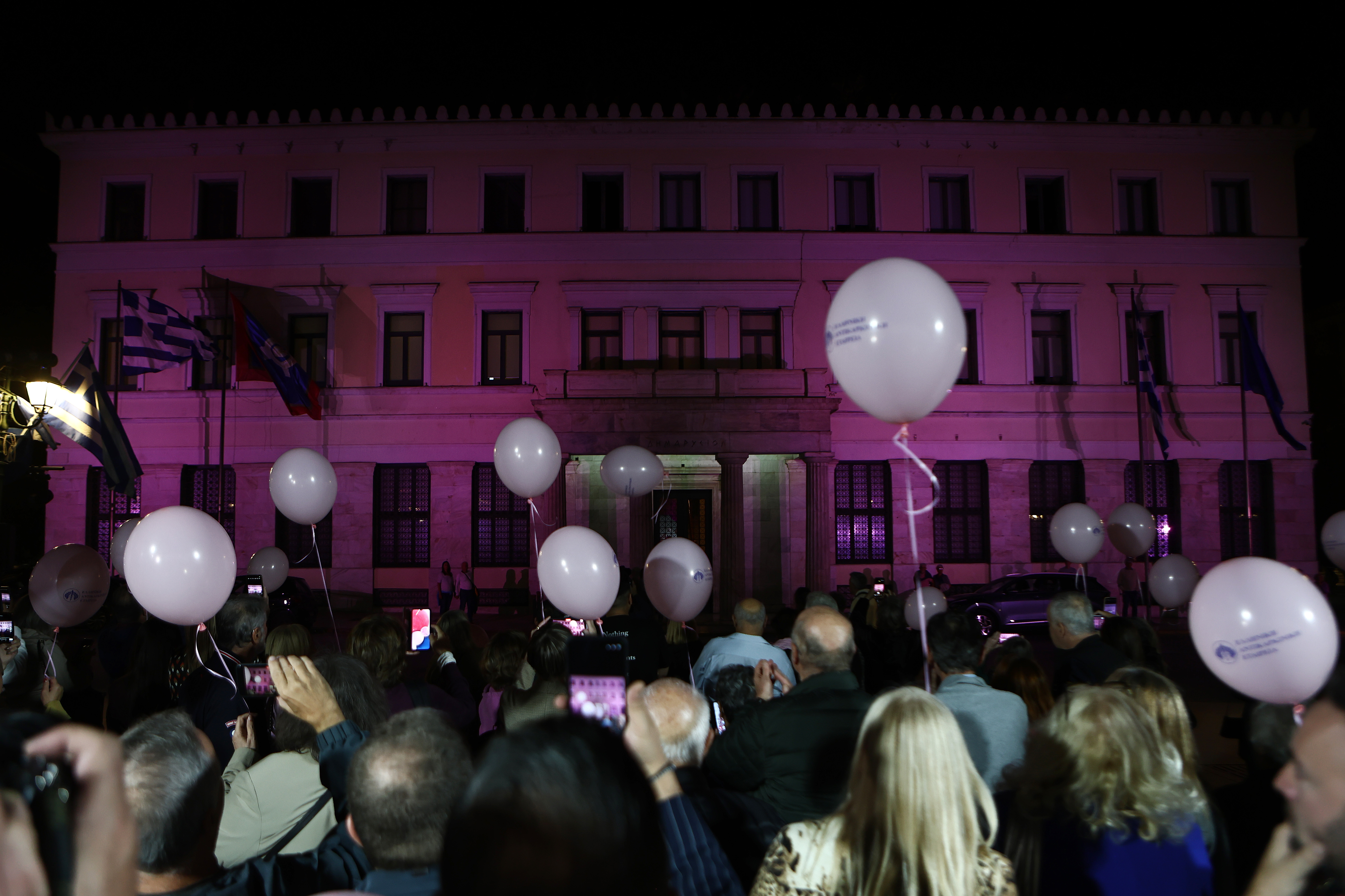 Καρκίνος του μαστού: Στα ροζ «ντύθηκαν» κτίρια και μνημεία σε όλη τη χώρα-1