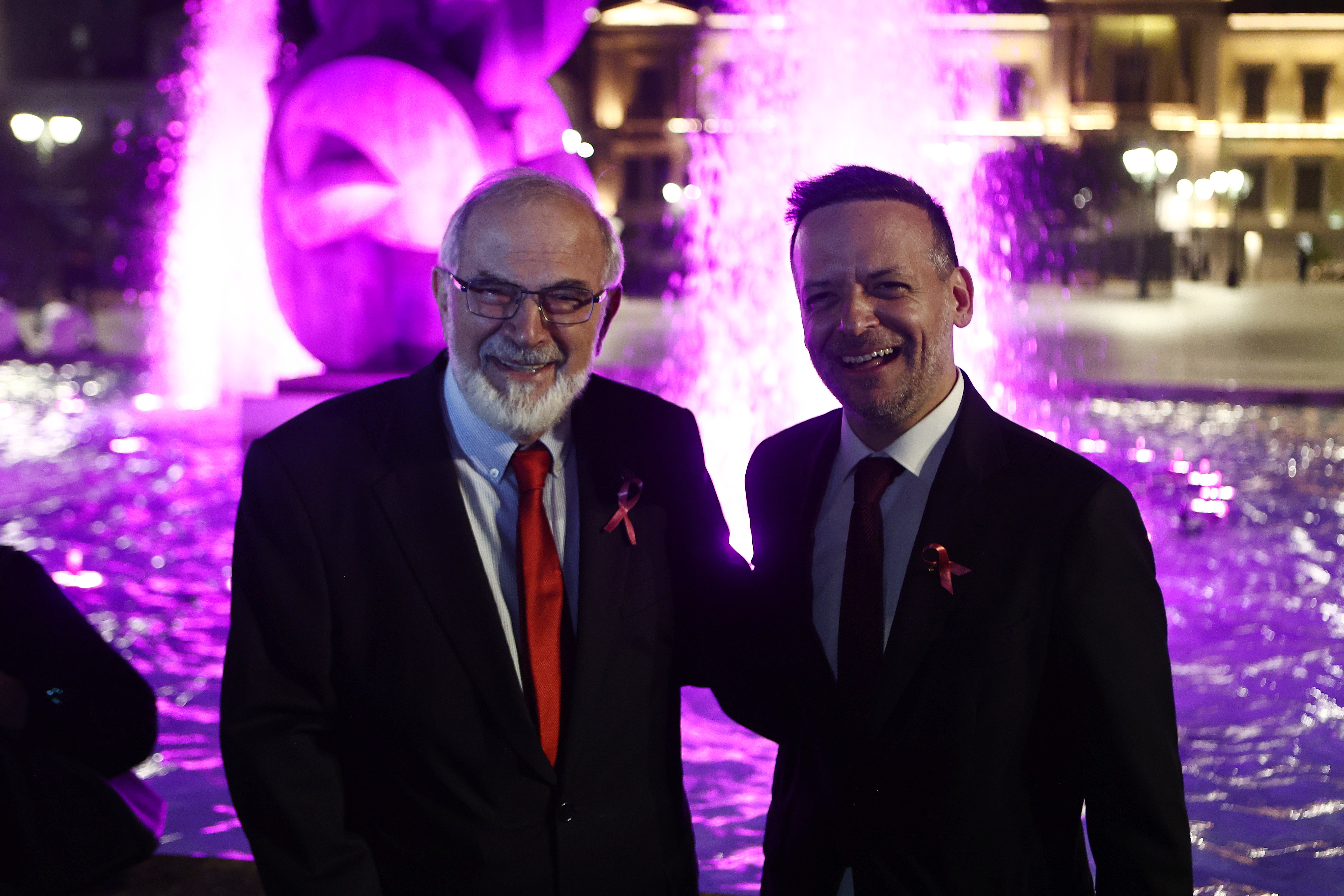 Καρκίνος του μαστού: Στα ροζ «ντύθηκαν» κτίρια και μνημεία σε όλη τη χώρα-3