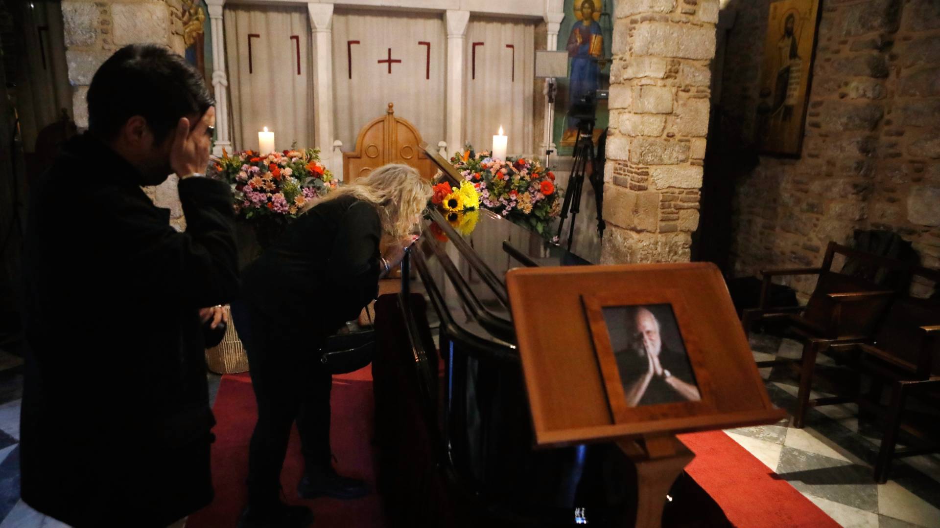 Σήμερα η κηδεία του Διονύση Σαββόπουλου – Σε λαϊκό προσκύνημα η σορός του-3