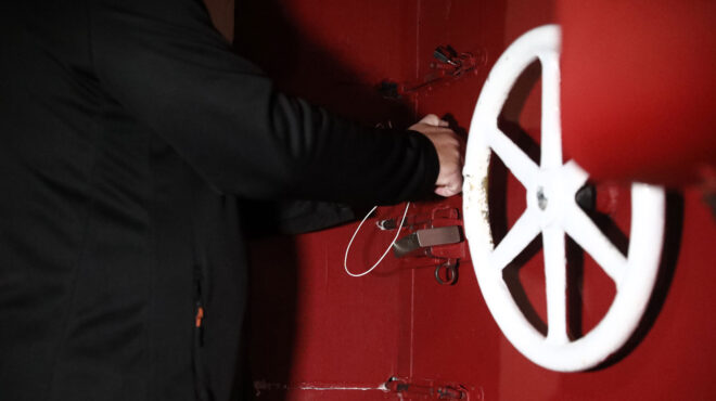 γκάζι-σφραγίζεται-το-μπαρ-έξω-από-το-οπ-563888317