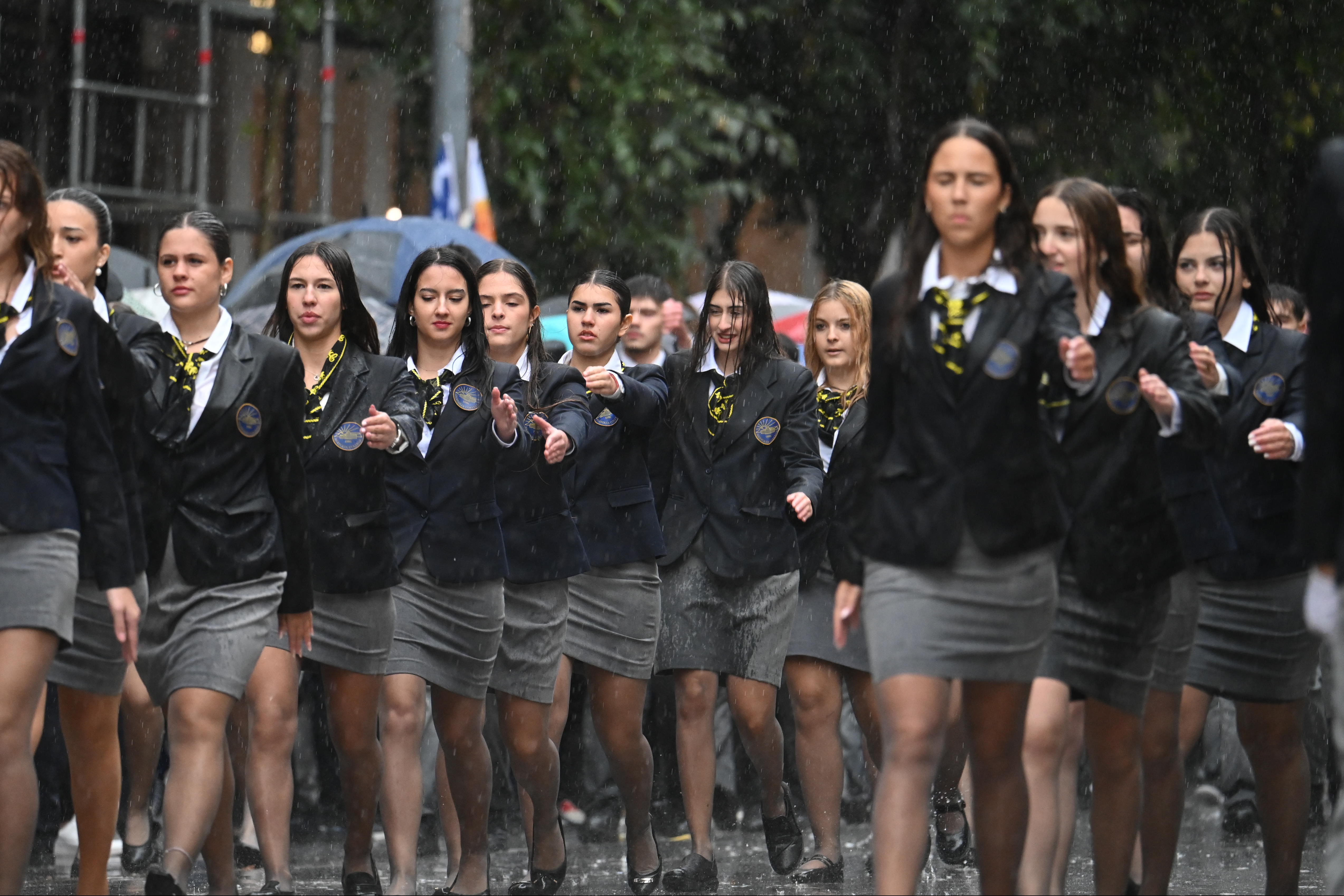 Θεσσαλονίκη: Υπό βροχή η μαθητική παρέλαση-1