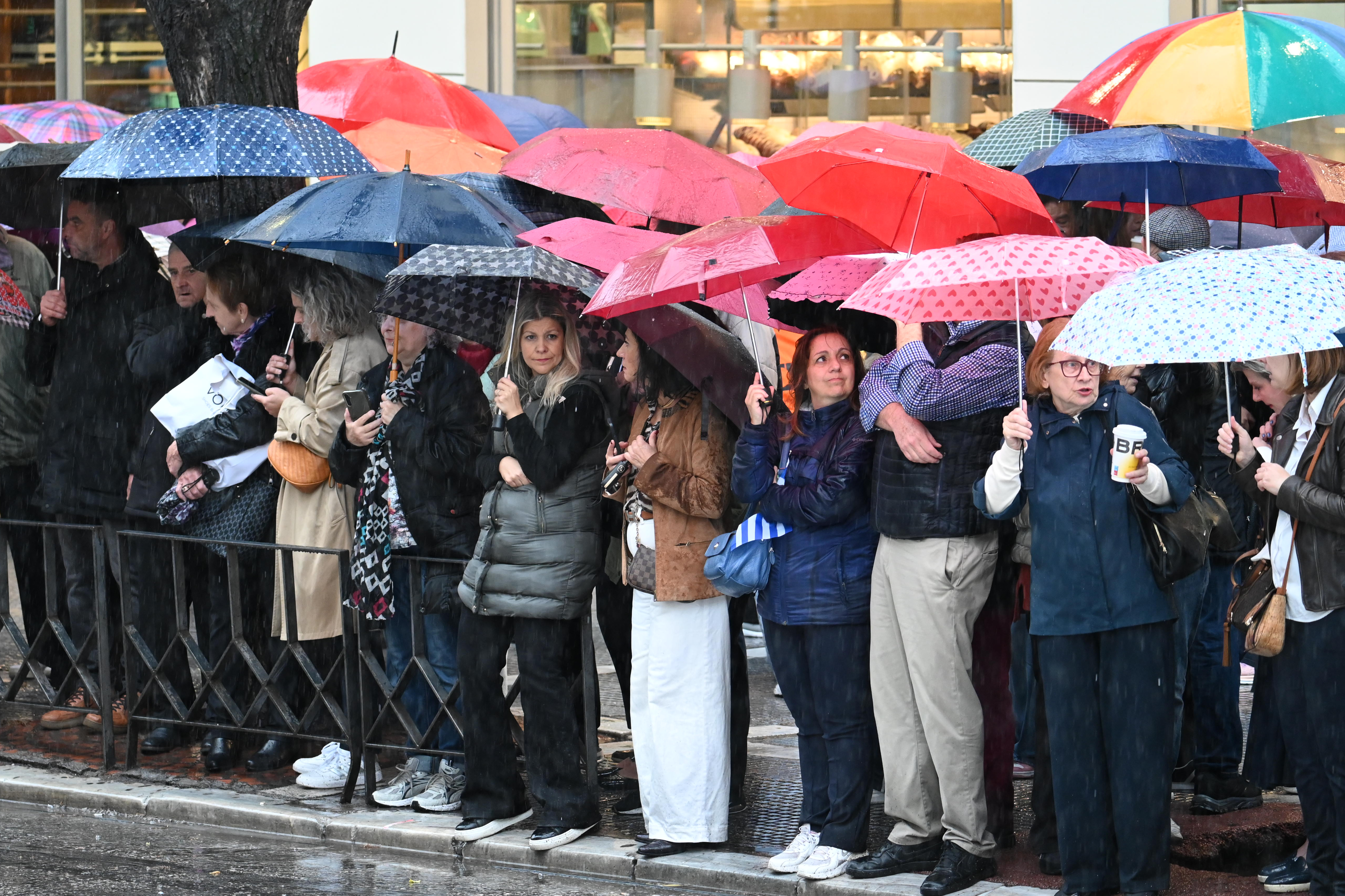 Θεσσαλονίκη: Υπό βροχή η μαθητική παρέλαση-2