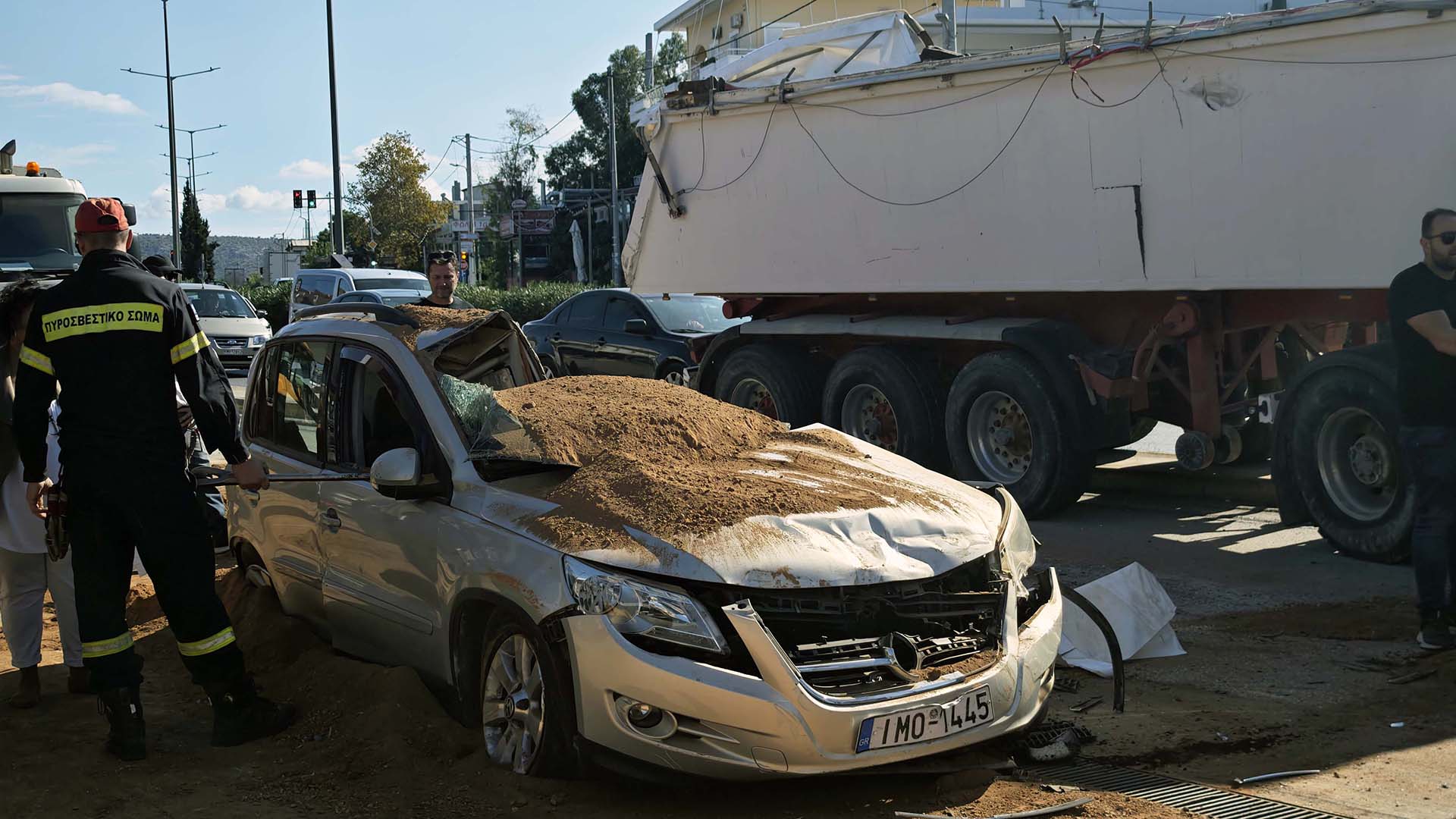 Βάρη: Ανατροπή νταλίκας που μετέφερε σακιά με χώμα – Καταπλάκωσε Ι.Χ. [φωτογραφίες]-2