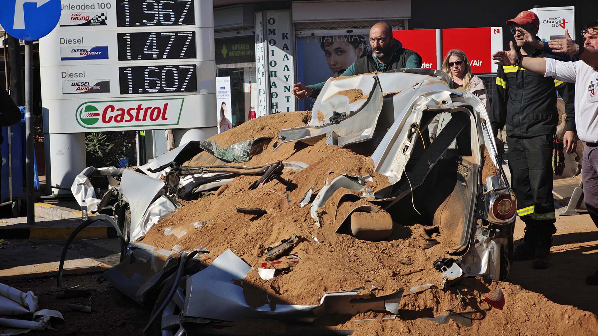 Βάρη: Ανατροπή νταλίκας που μετέφερε σακιά με χώμα – Καταπλάκωσε Ι.Χ. [φωτογραφίες]-1