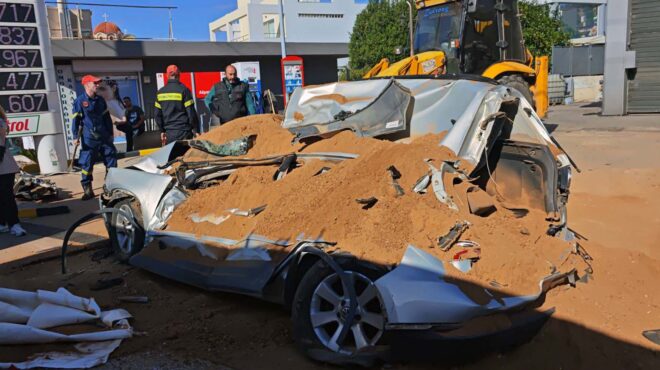 βάρη-ανατροπή-νταλίκας-που-μετέφερε-σ-563891551