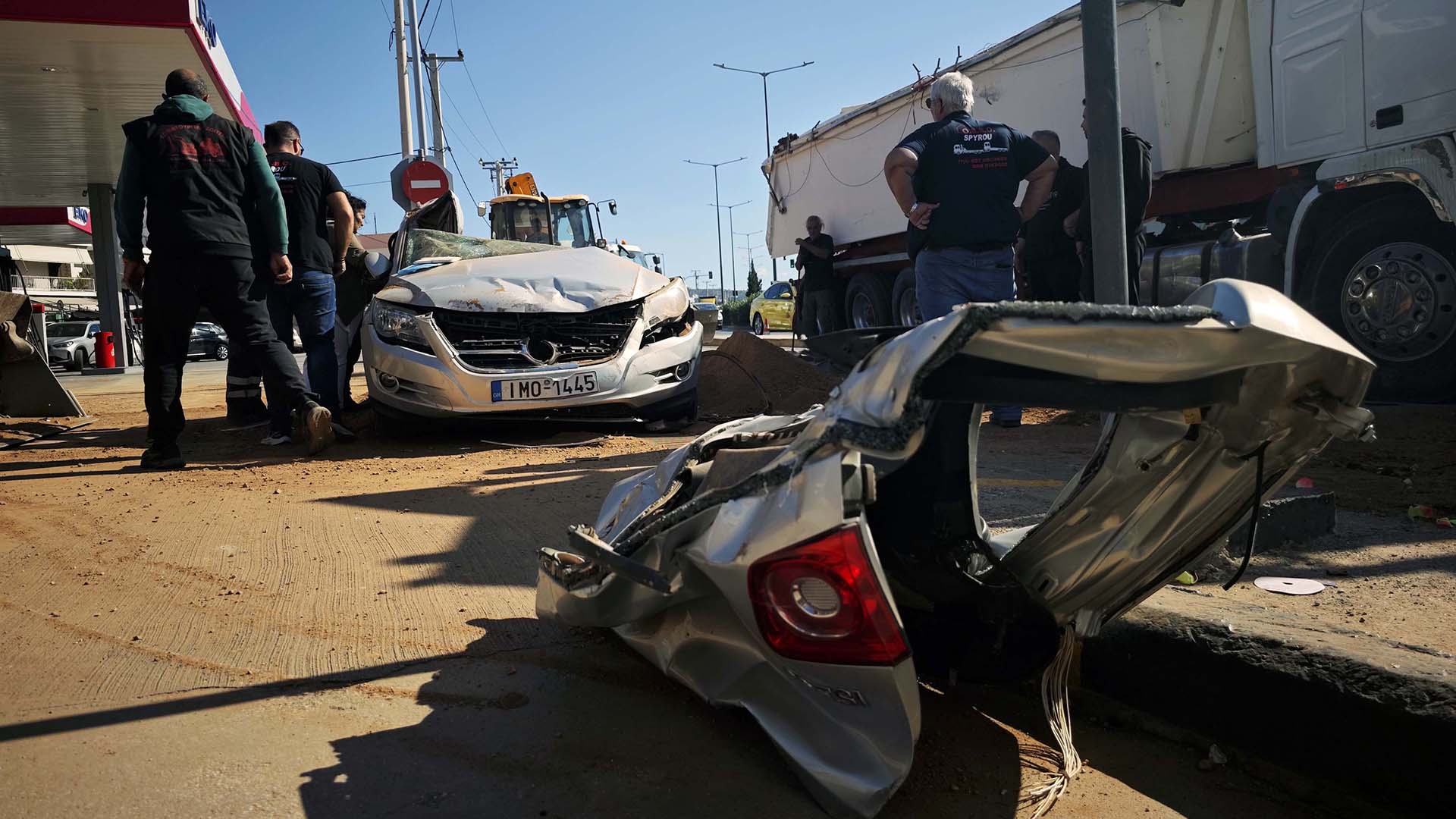 Βάρη: Ανατροπή νταλίκας που μετέφερε σακιά με χώμα – Καταπλάκωσε Ι.Χ. [φωτογραφίες]-3