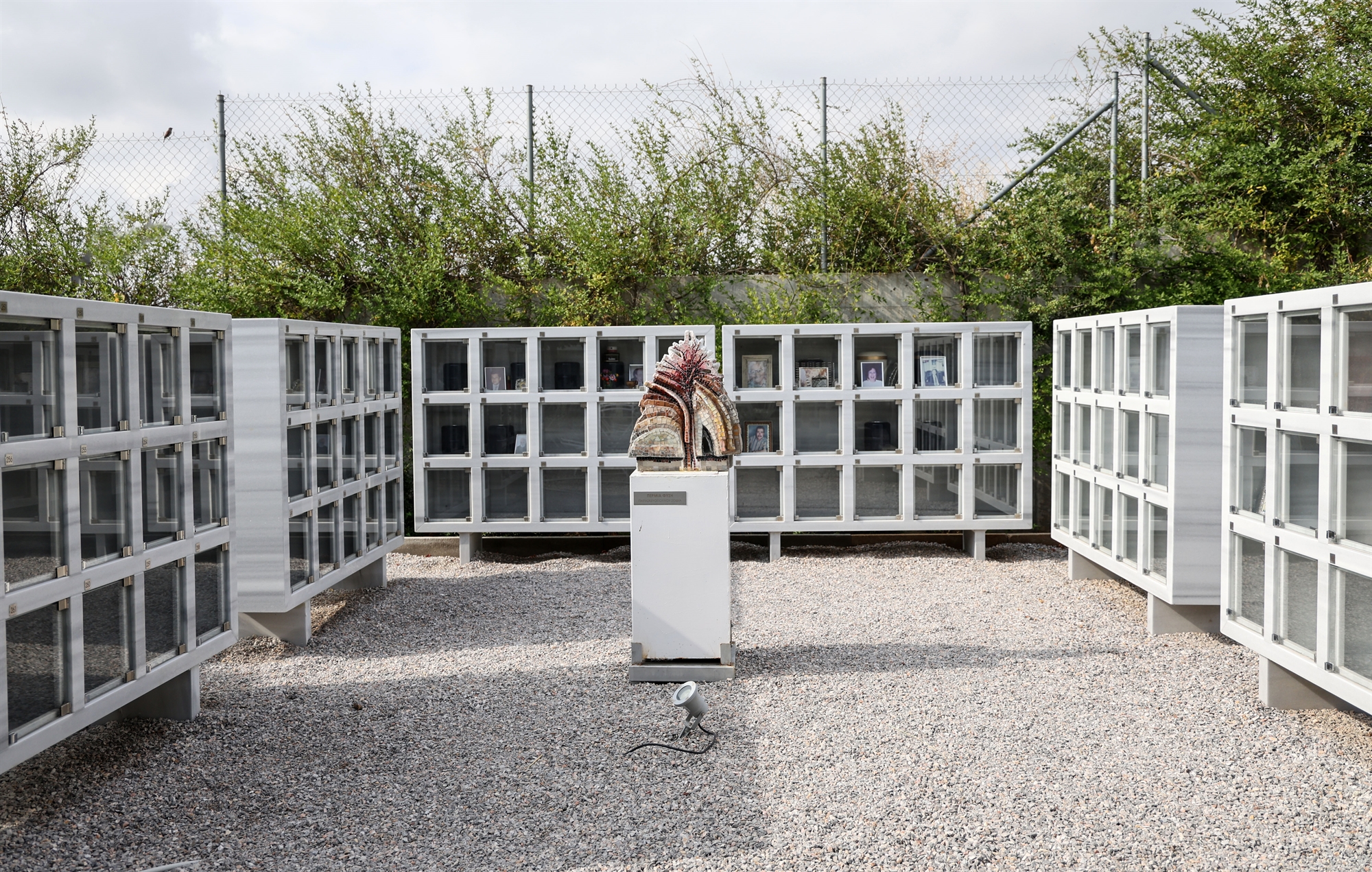 5.000 αποτεφρώσεις τον χρόνο, αλλά ο πόλεμος κρατάει-2