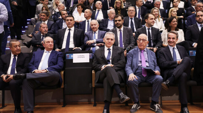 θεωρείο-η-κενή-καρέκλα-563859271