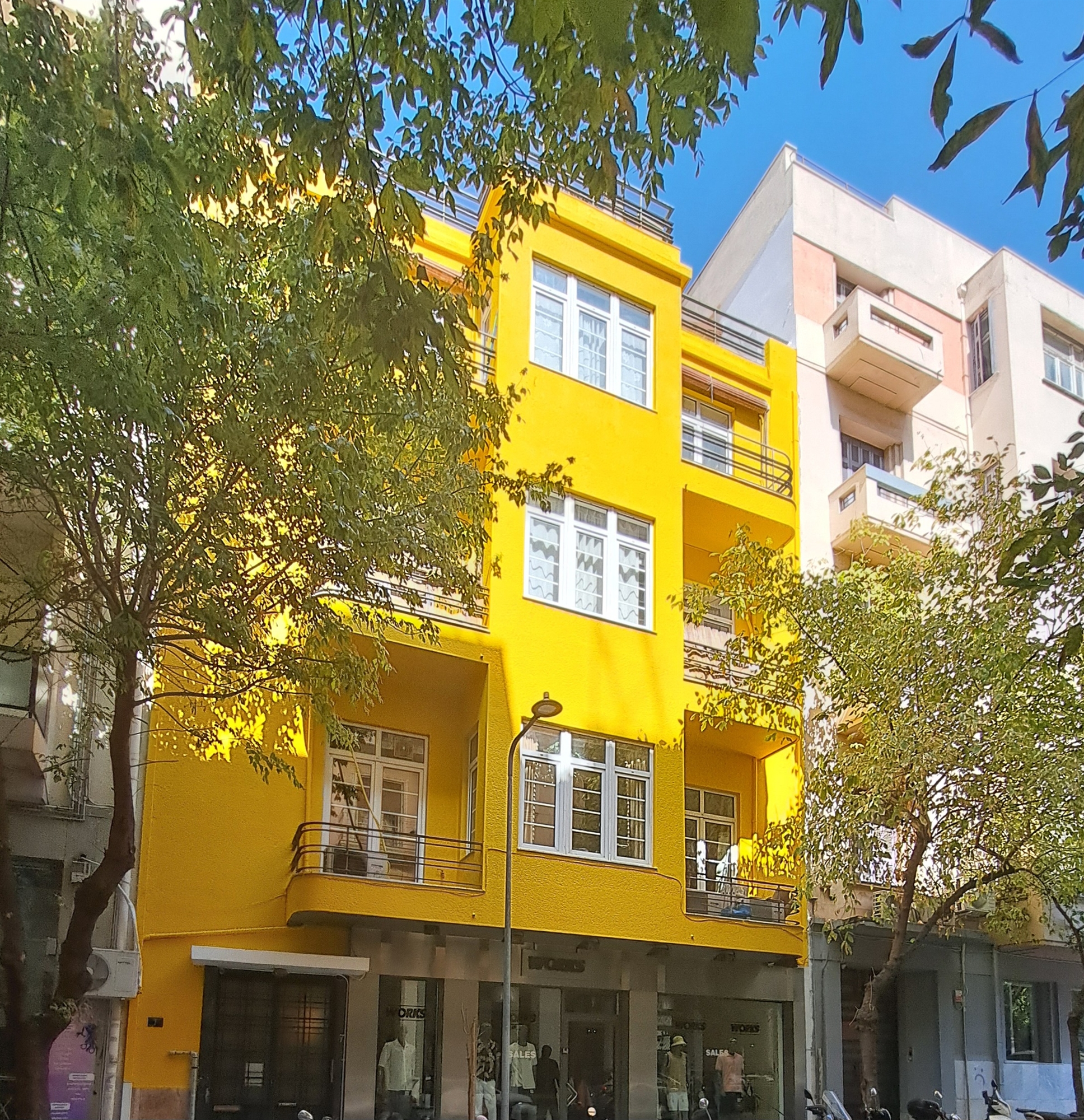 Η κίτρινη πολυκατοικία της οδού Φωκίωνος Νέγρη-2