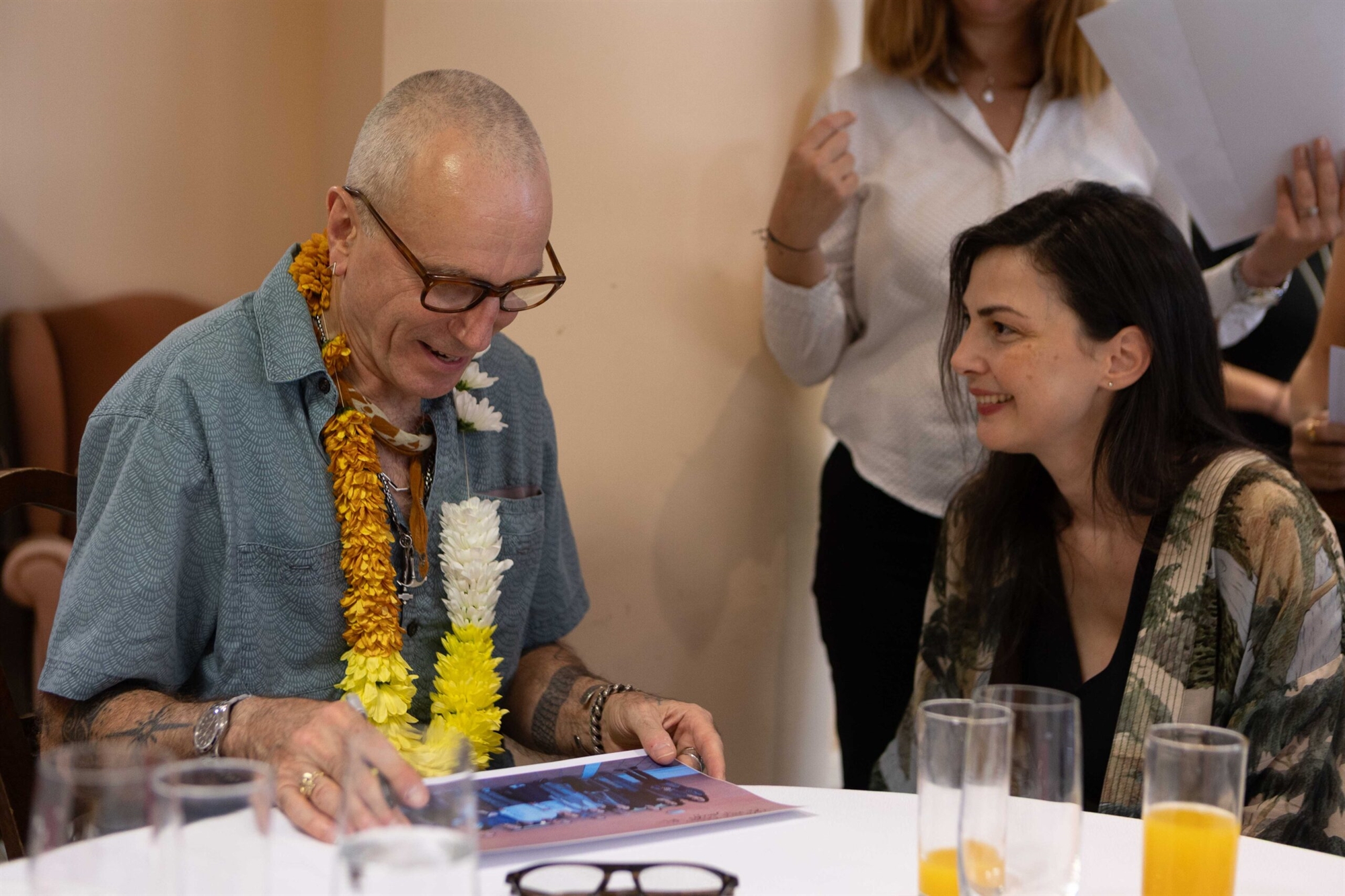 Ο Ντάνιελ Ντέι-Λιούις και ο γιος του Ρόναν στο πλευρό της «Πόρτας Ανοιχτής»-3