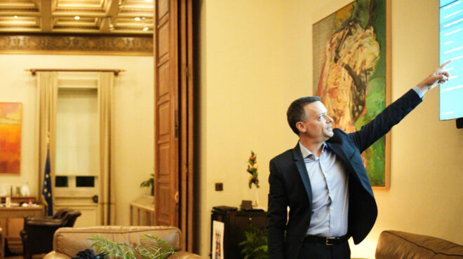 από-δήμαρχος-πλατειάρχης-563888104