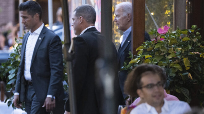 ομπάμα-μπάιντεν-δύο-ξένοι-στο-θρυ-563883052