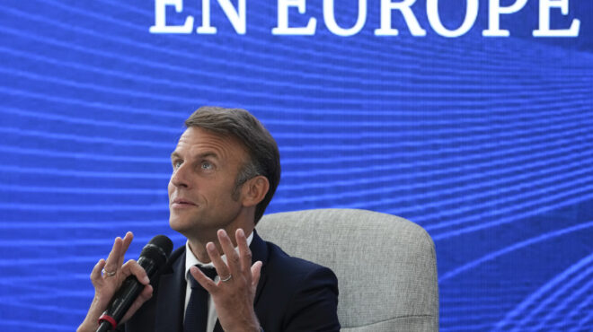 γαλλία-με-την-πλάτη-στον-τοίχο-ο-μακρ-563851978