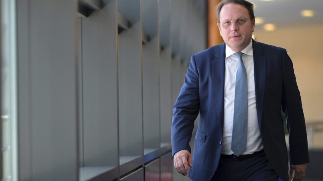 βρυξέλλες-κομισιόν-και-βάρχελι-υπό-πί-563880955