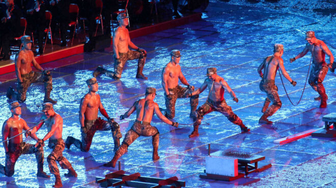 βόρεια-κορέα-χορεύτριες-και-στρατιώτ-563860600