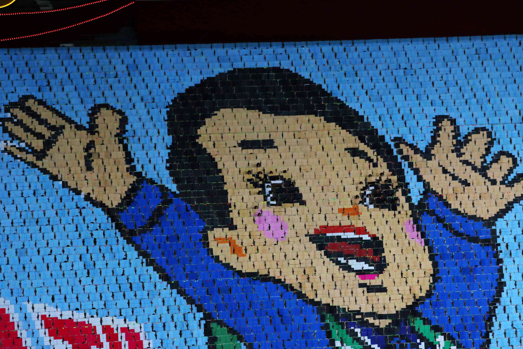 Βόρεια Κορέα: Χορεύτριες και στρατιώτες που έσπαγαν αλυσίδες στην παρέλαση του Κιμ [εικόνες]-9