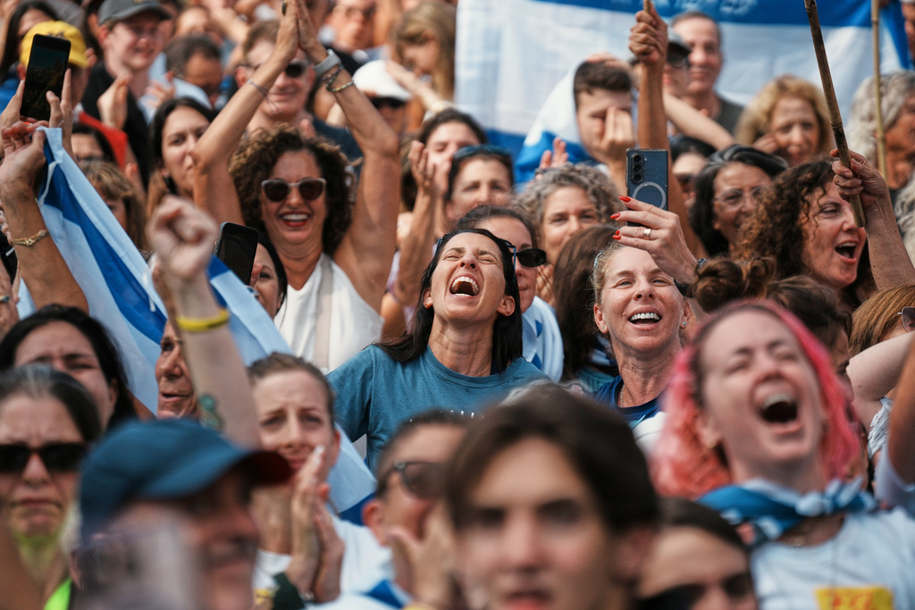 «Είσαι η ζωή μου»: Δάκρυα χαράς στο Ισραήλ για την επιστροφή των ομήρων έπειτα από 738 ημέρες-7