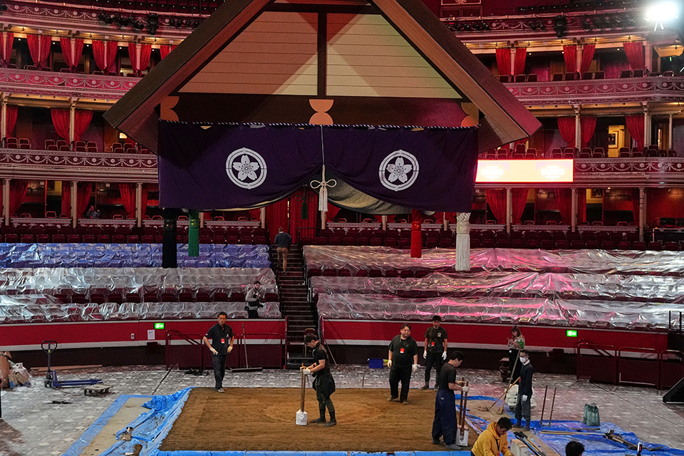 Η καλλιτέχνις, το έργο και η βασίλισσα-1