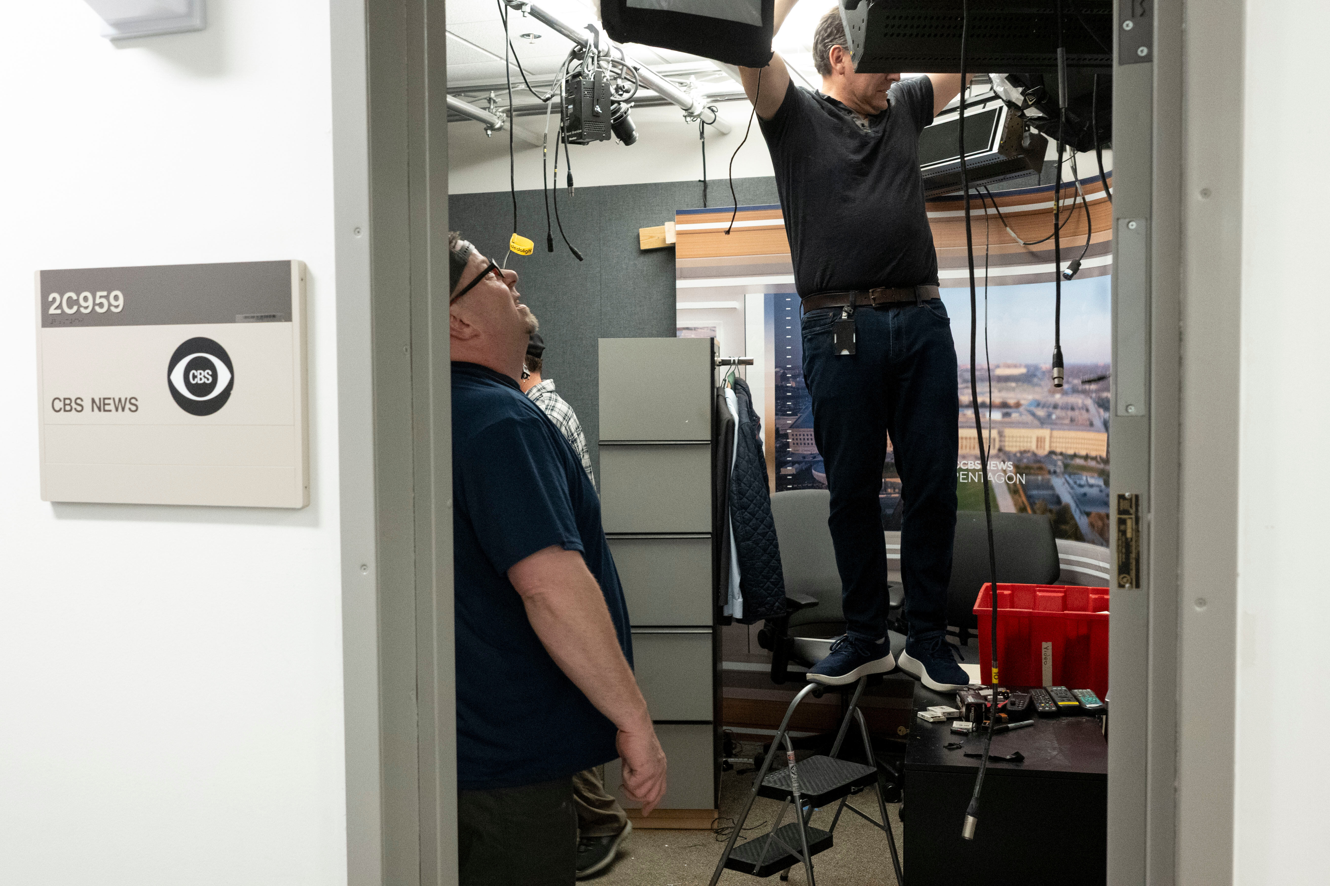 Πρωτοφανείς εικόνες στο Πεντάγωνο: Η μαζική αποχώρηση των διαπιστευμένων δημοσιογράφων-8