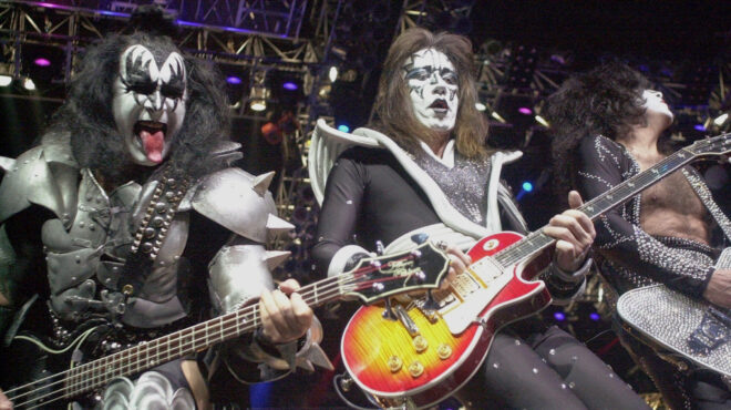 ο-ace-frehley-μπροστά-και-πίσω-από-το-make-up-563873260