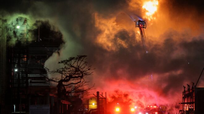 ηπα-μεγάλη-πυρκαγιά-σε-διυλιστήριο-τη-563847064