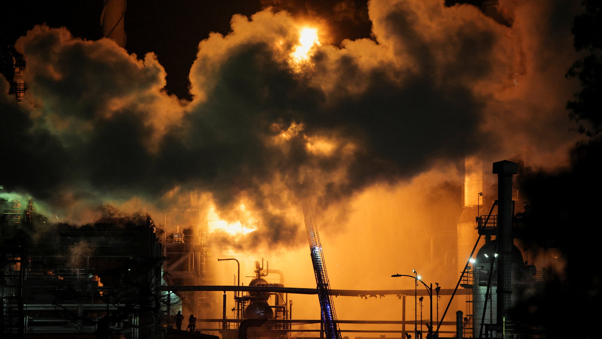 ΗΠΑ: Μεγάλη πυρκαγιά σε διυλιστήριο της Chevron κοντά στο Λος Αντζελες (εικόνες)-1