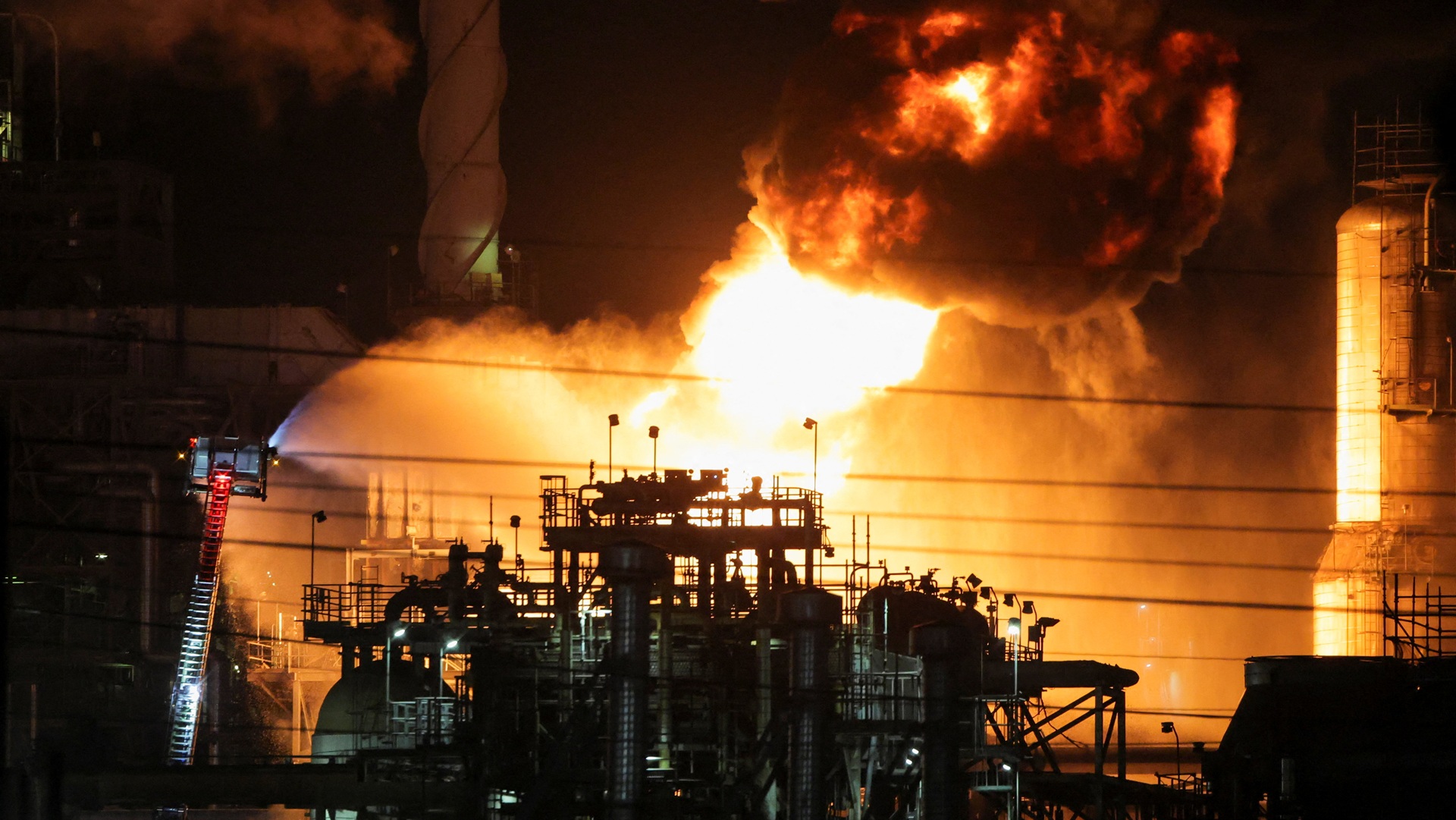 ΗΠΑ: Μεγάλη πυρκαγιά σε διυλιστήριο της Chevron κοντά στο Λος Αντζελες (εικόνες)-2