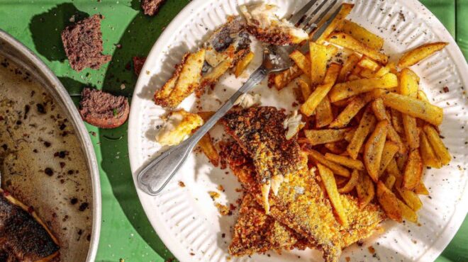 fish-and-chips-με-πλούσιο-πανάρισμα-563891341