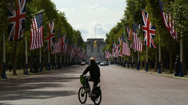 γιατί-η-βρετανία-άλλαξε-το-κόκκινο-στι-563845264